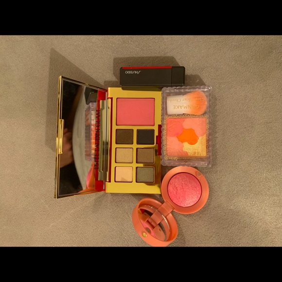 Eyeshadow and blush - Picture 1 of 2
